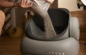 Refilling automatic litter tray